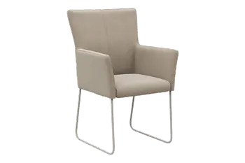 Drehbarer Esszimmerstuhl, der rollbar ist vor einem Sekretär.