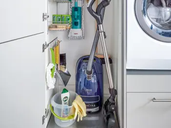 Putzmittelaufbewahrung im Hauswirtschaftsraum, Hochschrank für Staubsauger, Wischer und ähnliches