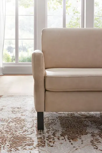 Armlehne von Ledersofa Global Wohnen Arima in der Farbe Champagner.