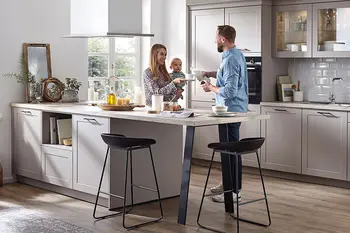 Familie in einer hellgrauen, modernen Landhausküche