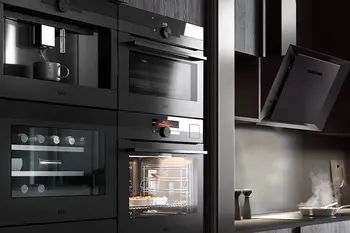 Kombination verschiedener Einbau-Elektrogeräte von Dampfgarer bis Mikrowelle