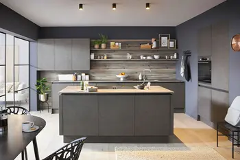 Frau genießt ein Getränk in eine Betonküche