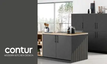 Graue moderne Küche mit Insel von contur Küchen. Links das contur Logo auf eine grauen Fläche.