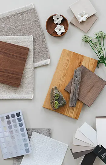 Moodboard mit Beigetönen und verschiedenen natürlichen Materialen von Holz bis Leinen.