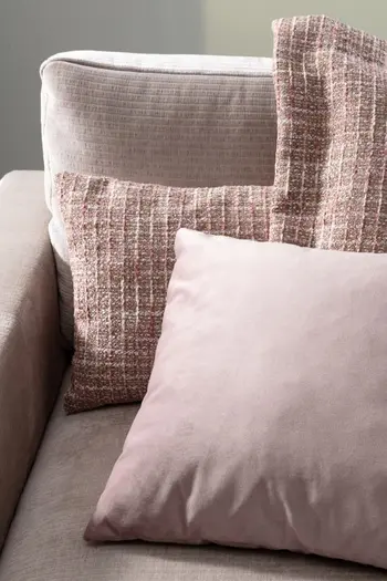 Detailaufnahme von Kissen auf einem Loungechair.