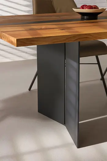 Seitliche Sicht auf einen Design Esstisch mit schwarzem Fußgestell.