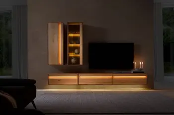 Moderne beleuchtete Wohnwand aus Eiche in einem dunklen Raum.