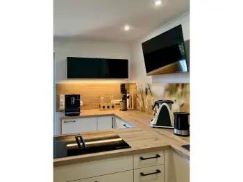 Eine t-förmige Küche in Holzoptik