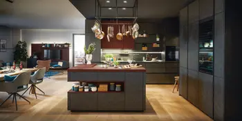 Schwarze offene Inselkueche in edlem Steinlook und weinroten Akzenten. 