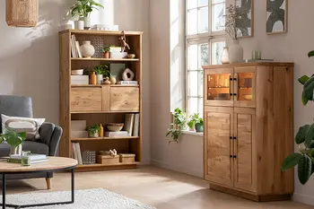 Gemütliches Wohnzimmer mit hochwertigen Massivholzmöbeln, die stimmungsvoll dekoriert sind.