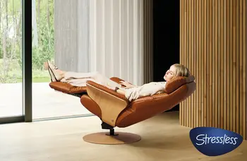 Frau entspannt in Stressless Relaxsessel mit Liegefunktion
