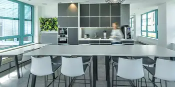 Teeküche in einem Aufenthaltsraum mit Bar-Tisch