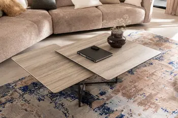 Moderner Keramik Couchtisch mit zwei eckigen Tischplatten, die nebeneinander sind.