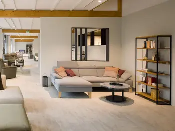 Wohnzimmerausstellung mit Hinweis auf die Neueröffnung