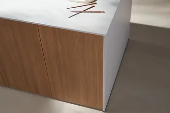 Holzapplikationen an einer Kücheninsel