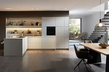 Minimalistische Design-Küche von Contur Küchen: grifflos, weiße Fronten und offener Essbereich.
