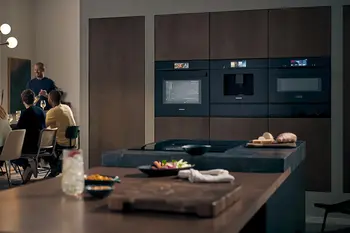 Egonomische Kuechengeräte in dunkler Holzküche