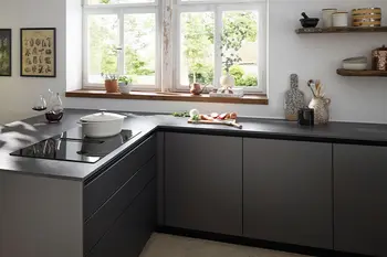 Moderne schwarze Küche mit Wandregalen aus Holz.