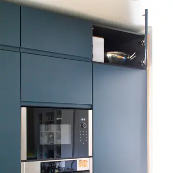 Stauraum unter der Decke in moderner Küche