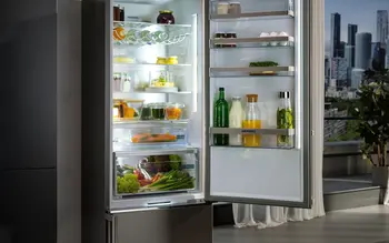 Silberner Hochkühlschrank von Siemens geöffnet und gut gefüllt.&nbsp; &nbsp;