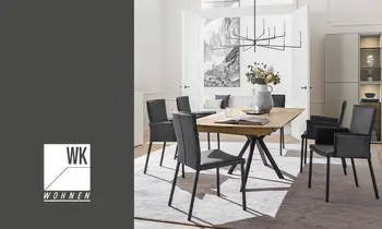 Ein Esszimmergruppe der Marke WK Wohnen, auf der linken Seite befindet sich das WK-Wohnen-Logo&nbsp;auf grauem Hintergrund.