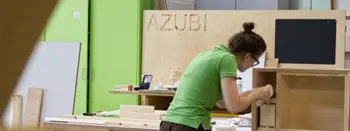 Auszubildende im Tischlerhandwerk bei der Arbeit am Gesellenstück