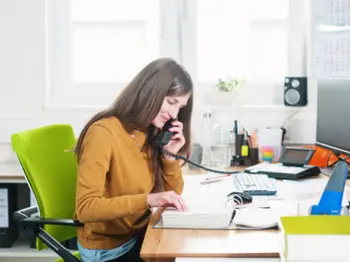 Kauffrau für Büromanagement am Schreibtisch