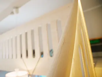 Integrierte LED-Beleuchtung am Aufgang zur Hochebene im Kinderzimmer