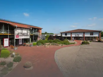 Außenansicht der beiden Möbelhäuser wolfrath und wöm