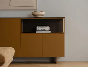 Modernes gelbes Sideboard im Retrolook mit offenem Fach.