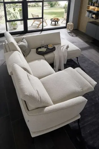 Beiges Relaxsofa mit ausgeklappter Fußstütze von oben.
