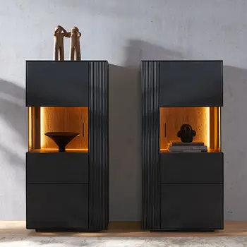 Zwei Highboard mit Glaseinsatz und stimmungsvoller Beleuchtung.