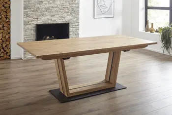 Esstisch mit Massivholz Tischplatte und Fußgestell aus Metall und Holz.