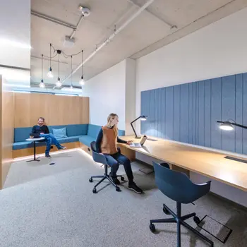 Hellblaue Sitzbank und Schreibtisch