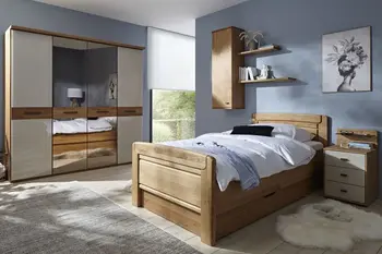 Helles Jugendschlafzimmer mit einem Massivholzbett, Nachttisch und Kleiderschrank mit weißen Elementen.