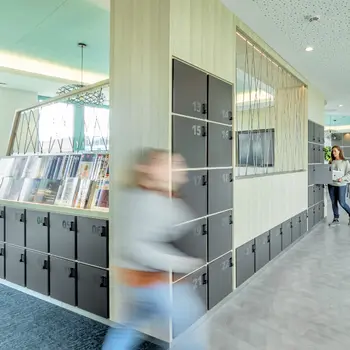 Elektronische Schließfächer in einem Aufenthaltsraum