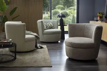 Drei runde Boucle Sessel die in grau, beige und grün bezogen sind.