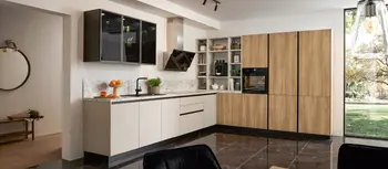 Helle Contur-Winkelkueche mit moderner Dunstabzugshaube und hoelzernen Kuechenfronten.