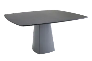 Quadratischer Esstisch mit schwarzer Tischplatte und schwarzem Fuß.