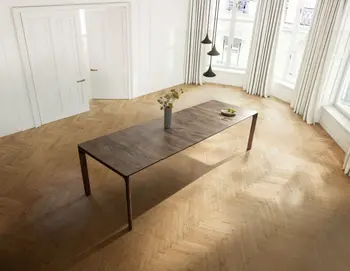 Großer moderner Esstisch aus dunkelbraunem Holz.