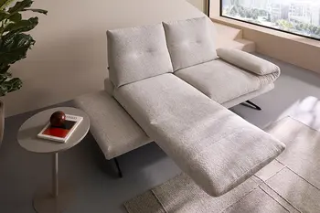 Liegefunktion bei beigem Stoffsofa in hellem Wohnzimmer.