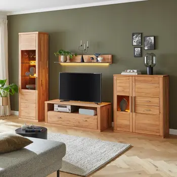 Wohnwand aus Kernbuche bestehend aus Vitrine, Lowboard, Highboard und Wandregal mit Glaseinsätzen und Beleuchtung.