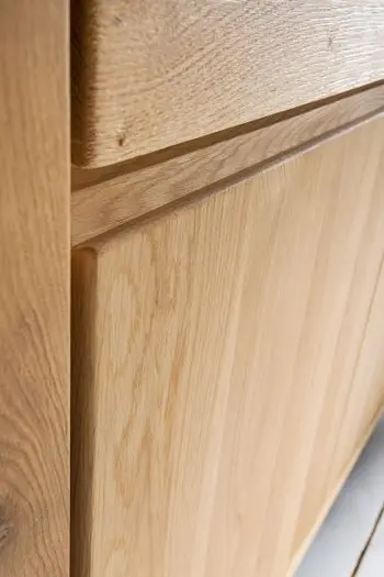 Front eines Sideboards aus Massivholz mit glatter Oberfläche.