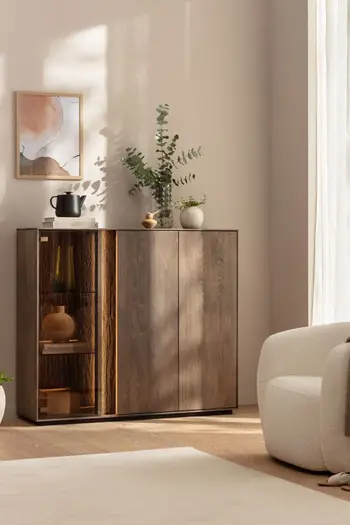 Sideboard aus massivem Buchenholz, mit zwei Türen und auf der linken Seite Regalböden aus Glas mit Beleuchtung.