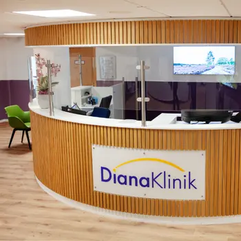 Empfangstresen in Leistenoptik mit eingebettetem Logo