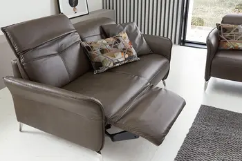 Braunes Ledersofa mit Relaxfunktion.