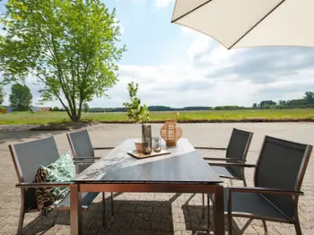 Stuhlgruppe aus Metall mit Textilsitzfläche