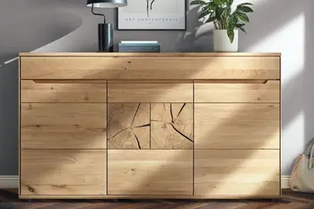Sideboard aus Massivholz mit sichtbarer Holzmaserung an der Front in einem hellen Zimmer.