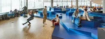 Großes Sitzpodest in der Universitätsbibliothek Magdeburg, blau