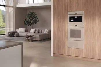 Übereinander eingebaute Elektrogeräte in Holzküchenzeile